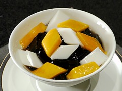 亀ゼリーと杏仁豆腐のレモンシロップかけ